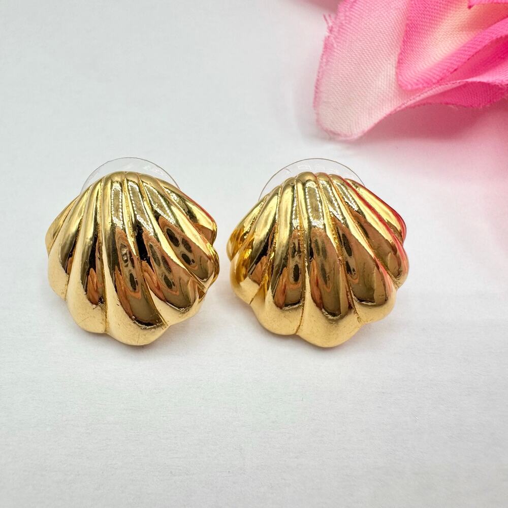 Vintage Trifari Clam Shell Seashell Stud Earrings Chic Mermaidcore 90s Signed